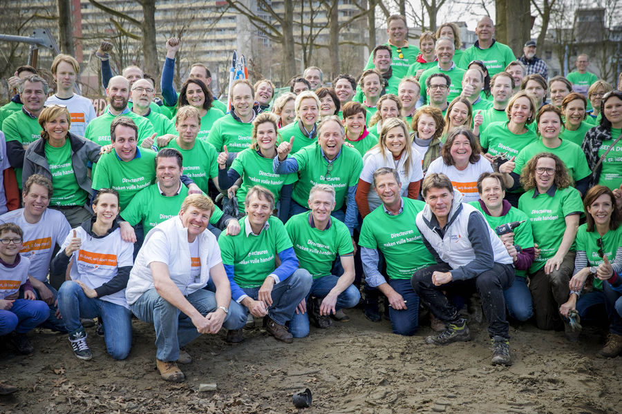 Haarlemse ondernemers, samen met Koning Willem-Alexander en Koningin Máxima, tijdens NLdoet in Haarlem