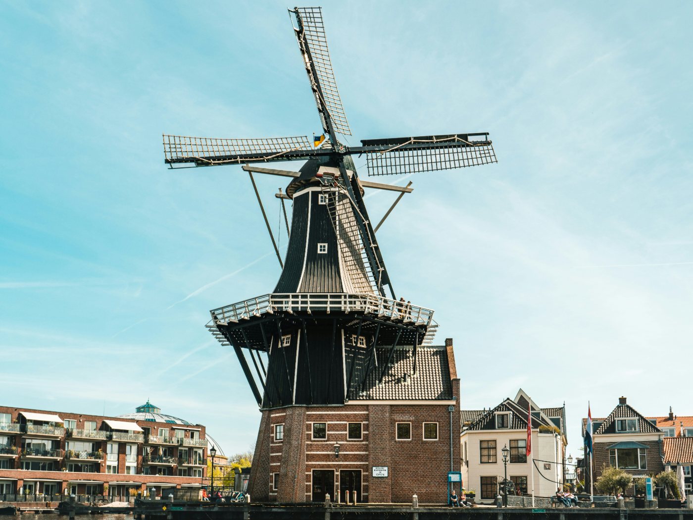 De Vismarkt aan het water in Haarlem, met terrassen en de Grote Kerk op de achtergrond