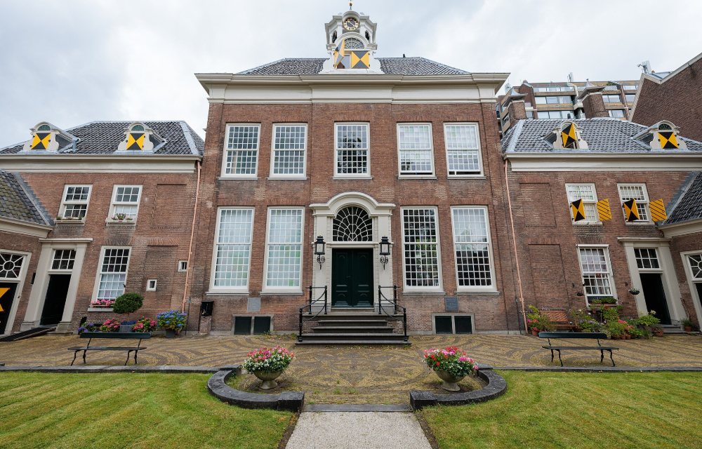 De Grote Markt in Haarlem met terrassen en de Grote Kerk