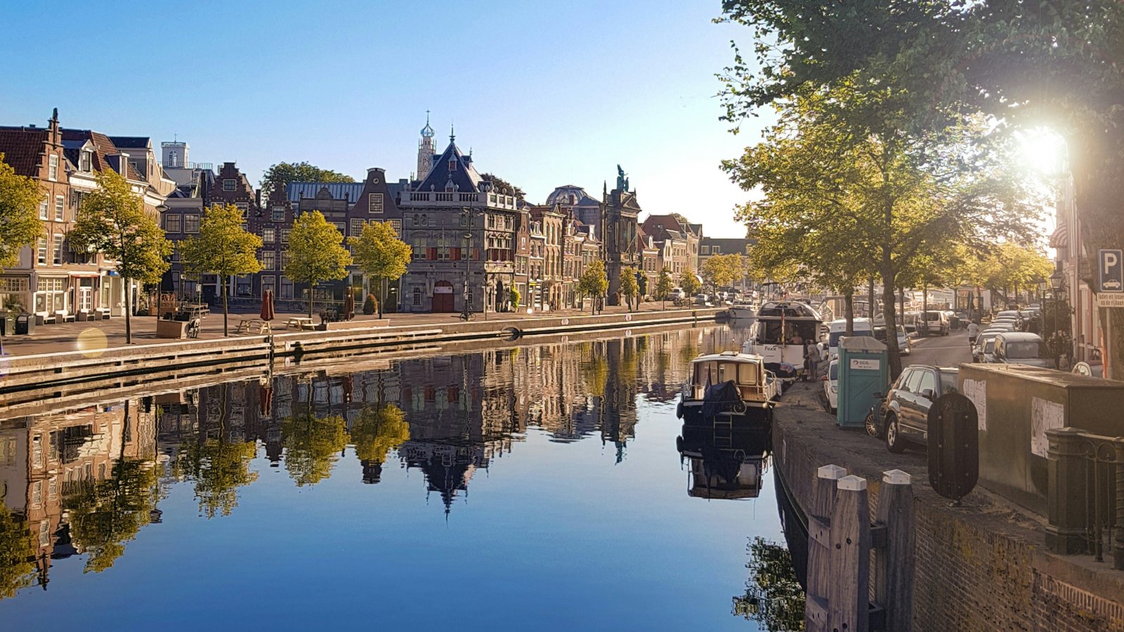 Het Spanjaardsgat in Haarlem met de Grote Kerk